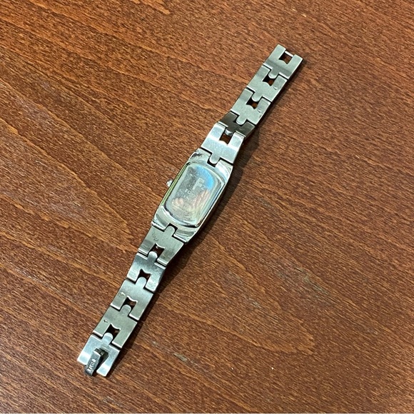 Fossil women’s watch size fits small wrist - Picture 3 of 5